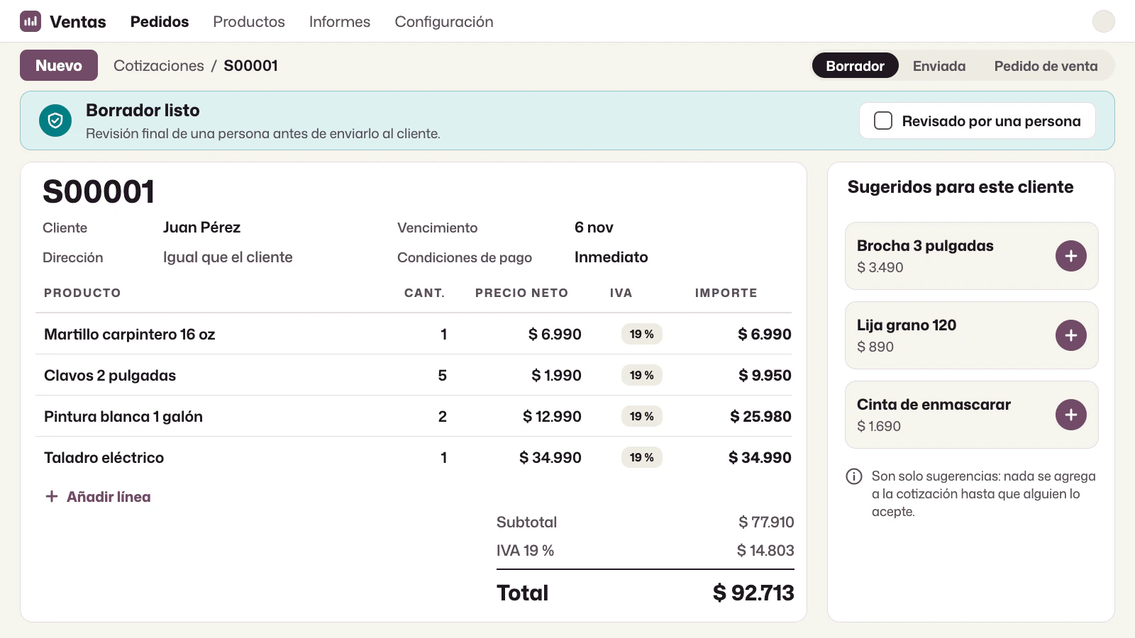 La misma cotización ordenada, con un aviso de borrador revisado por una persona y un panel de productos sugeridos para el cliente.